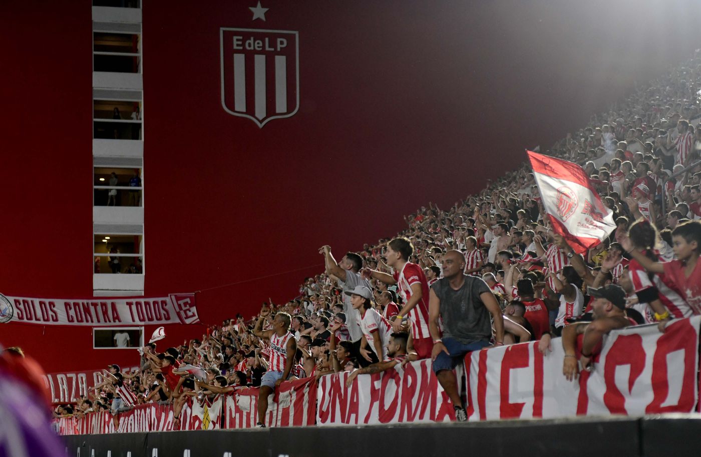 Estudiantes Central Córdoba Hinchada UNO 2.jpg