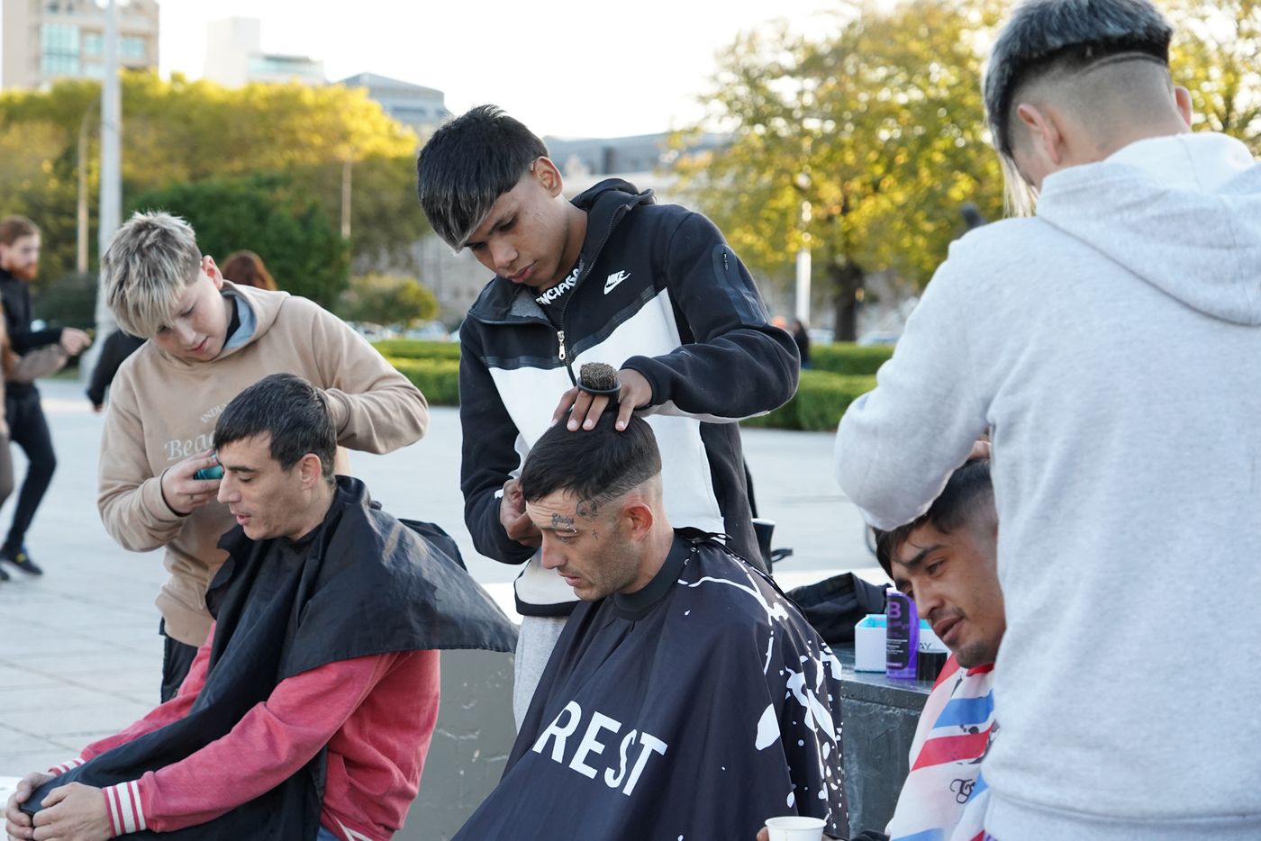 corte de pelo gratis en plaza moreno. peluqueros solidarios (4)