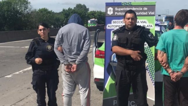 vio un robo, subio a dos policias a su auto y persiguio a los ladrones hasta atraparlos