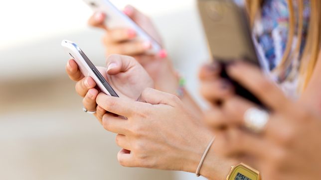 la municipalidad de la plata lanzo una campana para que los jovenes reflexionen sobre el uso del celular