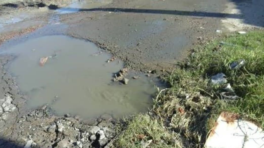Se rompió un caño en un comedor, un pozo se llenó de agua podrida y casi se cae un nene adentro