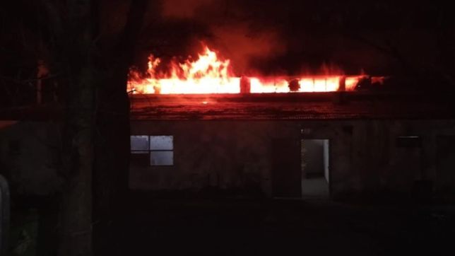 tension en el hospital san martin por un feroz incendio a metros de la guardia