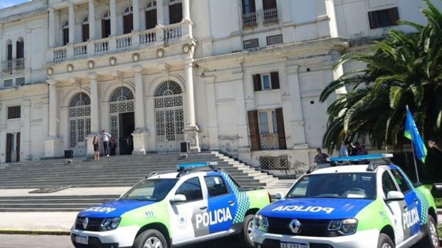 sorprendio a una policia a metros del ministerio de seguridad bonaerense y le robo el cargador de su arma