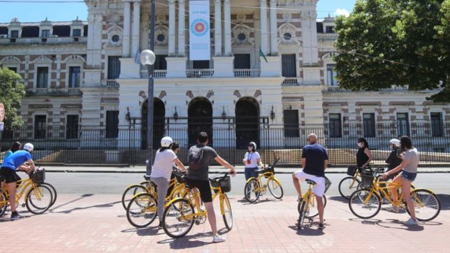 con gran exito, arrancaron las visitas guiadas en bicicleta para conocer la plata