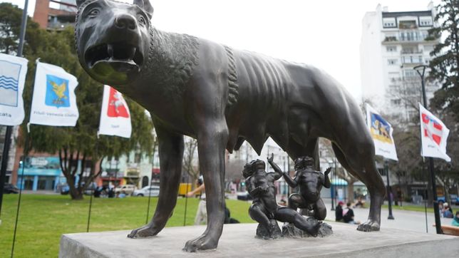 inauguraron el monumento de la loba capitolina en plaza italia 
