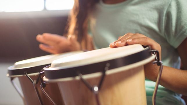 un docente de musica de la plata pide teclados, bongoes o casetas para seguir dando clase