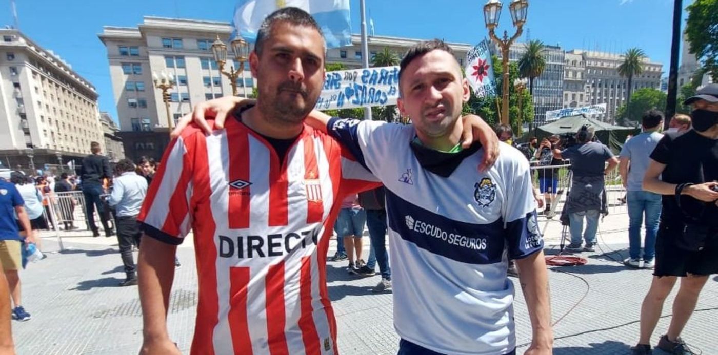 Abrazo de Hincha de Gimnasia y Estudiantes en el velorio de Maradona