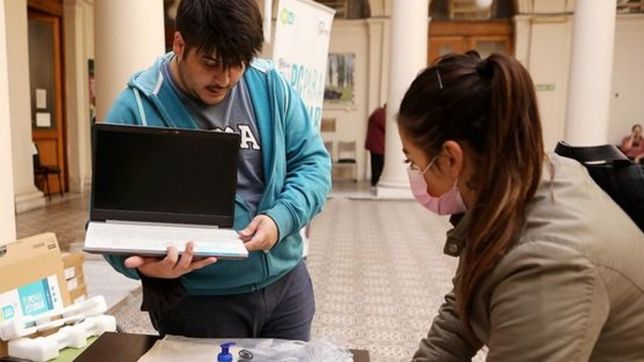 entregaron computadoras para que alumnos de la unlp puedan estudiar