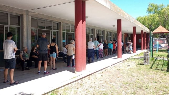por la suba de casos de covid, volvieron las largas filas a los vacunatorios de la plata