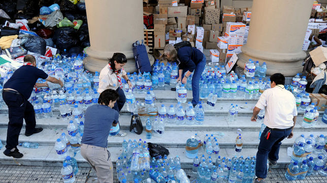 los colegios profesionales de la plata reciben donaciones para ayudar a bahia blanca