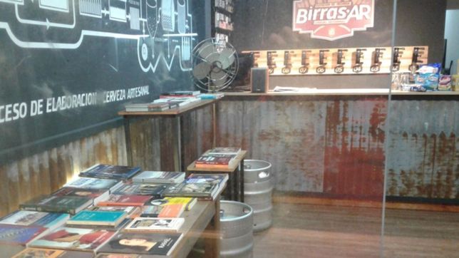 birra y lectura, el plan perfecto: asi festeja una cerveceria platense la semana del libro