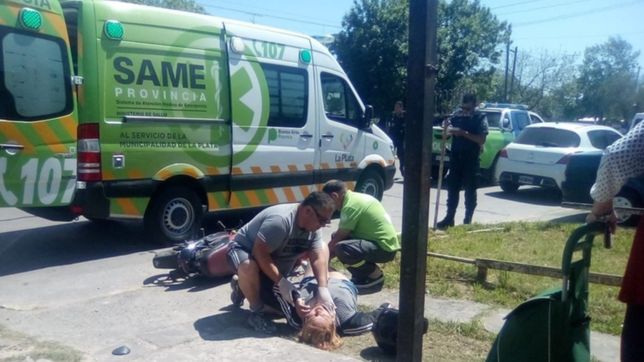 grave choque en gonnet termino con una agente policial fracturada