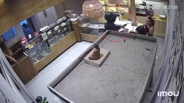 entro armado a una panaderia de gonnet, amenazo a la cajera y escapo en segundos con la recaudacion