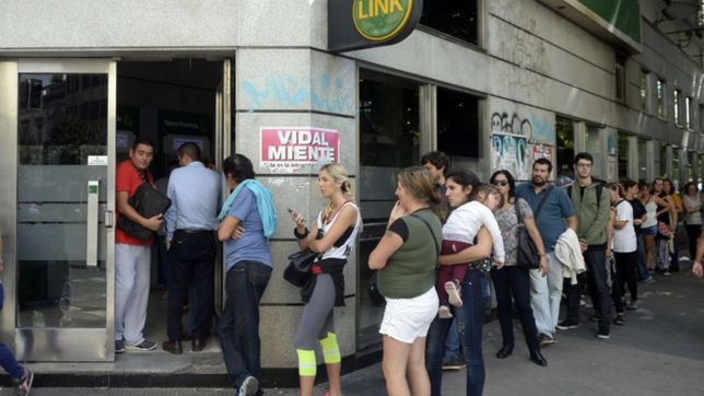 largas filas en los cajeros de la ciudad para cobrar en la primera semana del mes