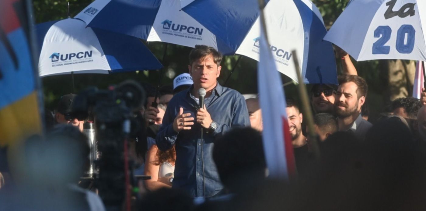 Mateada de Kicillof en Plaza Malvinas de La Plata