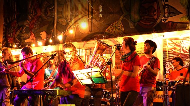 se viene una noche de reggae y afrobeat de la mano de calabaza midi y okalacumba