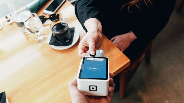 el gobierno adelanto que habra tarjetas de debito para pagar en dolares