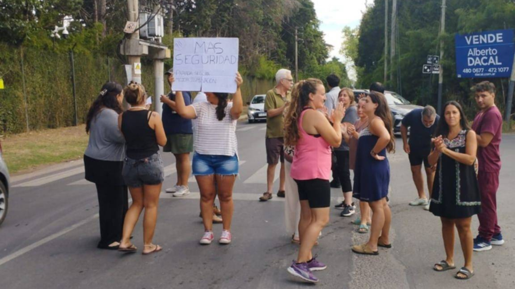 Vecinos de City Bell se movilizaron para exigir seguridad frente a la creciente ola de robos