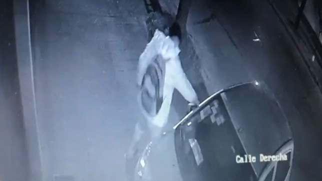 desconcierto en plaza azcuenaga por un joven que rompio a patadas mas de doce autos