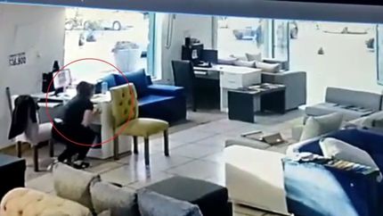VIDEO: Así se robaron 90.000 pesos de la mueblería de calle 12