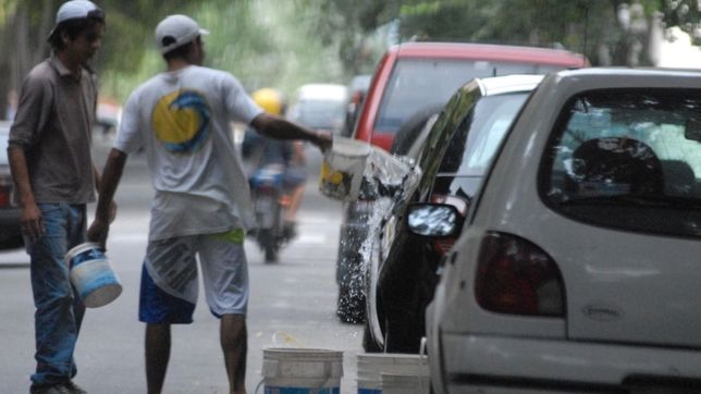 vecinos de un barrio de la plata juntan firmas para sacar a los trapitos de la calle