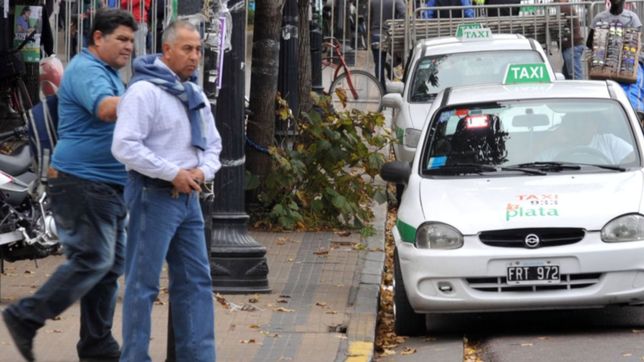 la plata: simulo ser pasajero, amenazo a un taxista y le robo hasta el auto