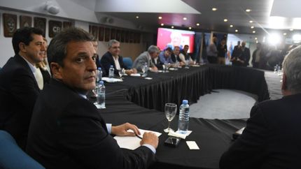 Gobernadores le dieron su apoyo a Massa y anunciaron a Wado de Pedro como jefe de campaña