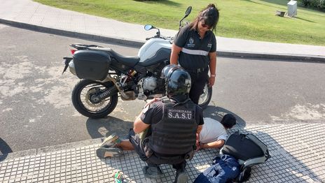 Intentó robar una moto en pleno centro, lo siguieron por las cámaras de seguridad y cayó frente a la Municipalidad