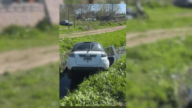 una oficial de policia choco en villa elvira y termino con su auto incrustado en una zanja