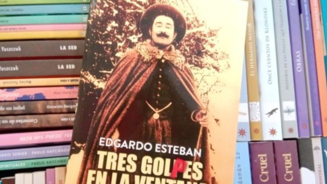 se presenta la novela autobiografica de edgardo esteban tres golpes en la ventana