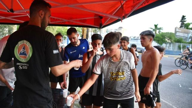 en medio del alerta por el calor instalaron en la plata puntos de hidratacion
