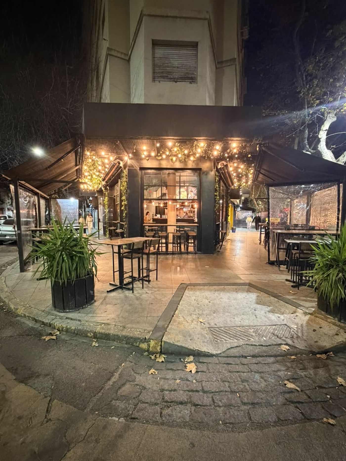 El local de diagonal 74, sin gente, el último domingo por la noche.