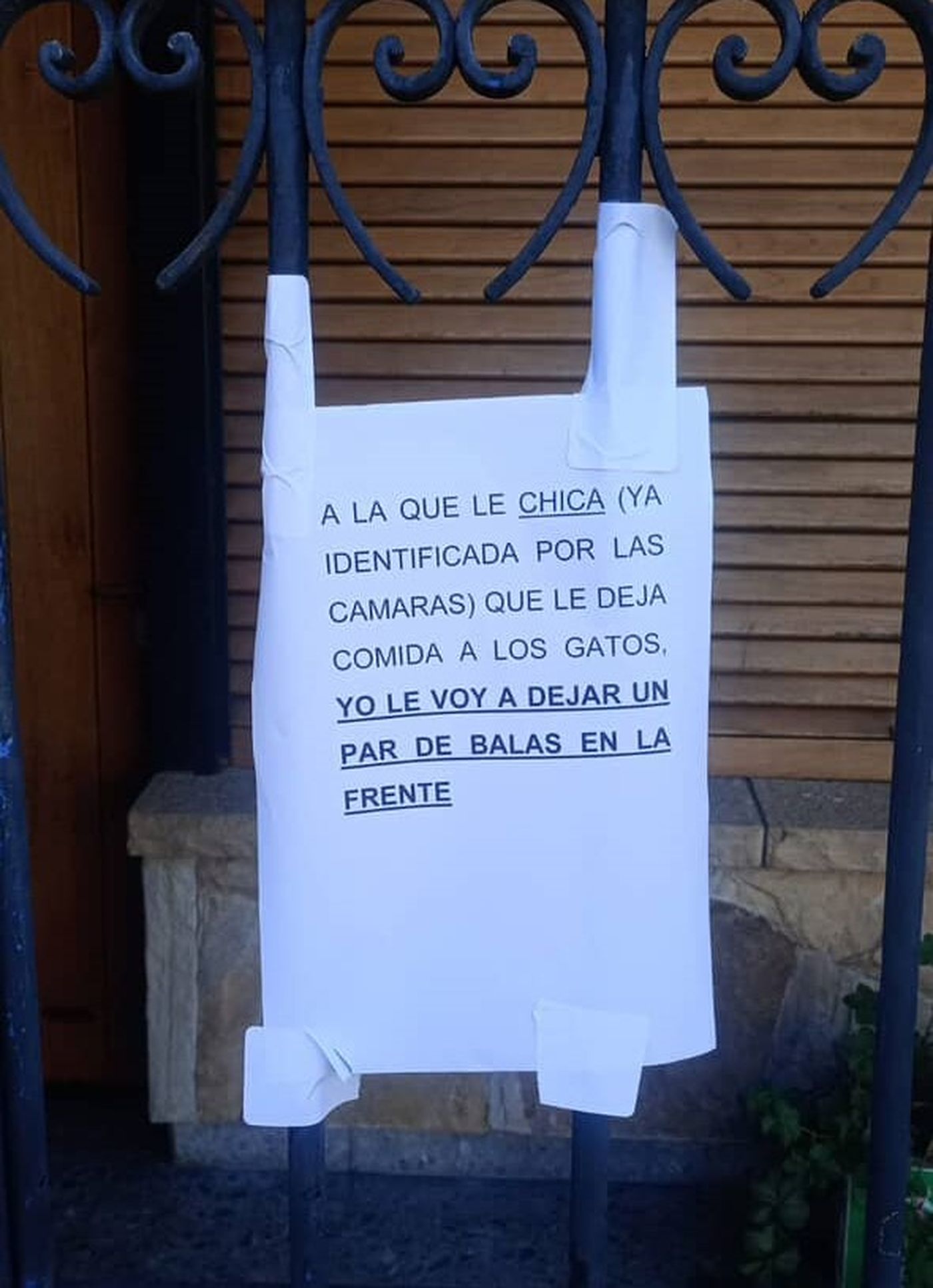 Vecinos de La Plata compartieron en redes los carteles de la amenaza