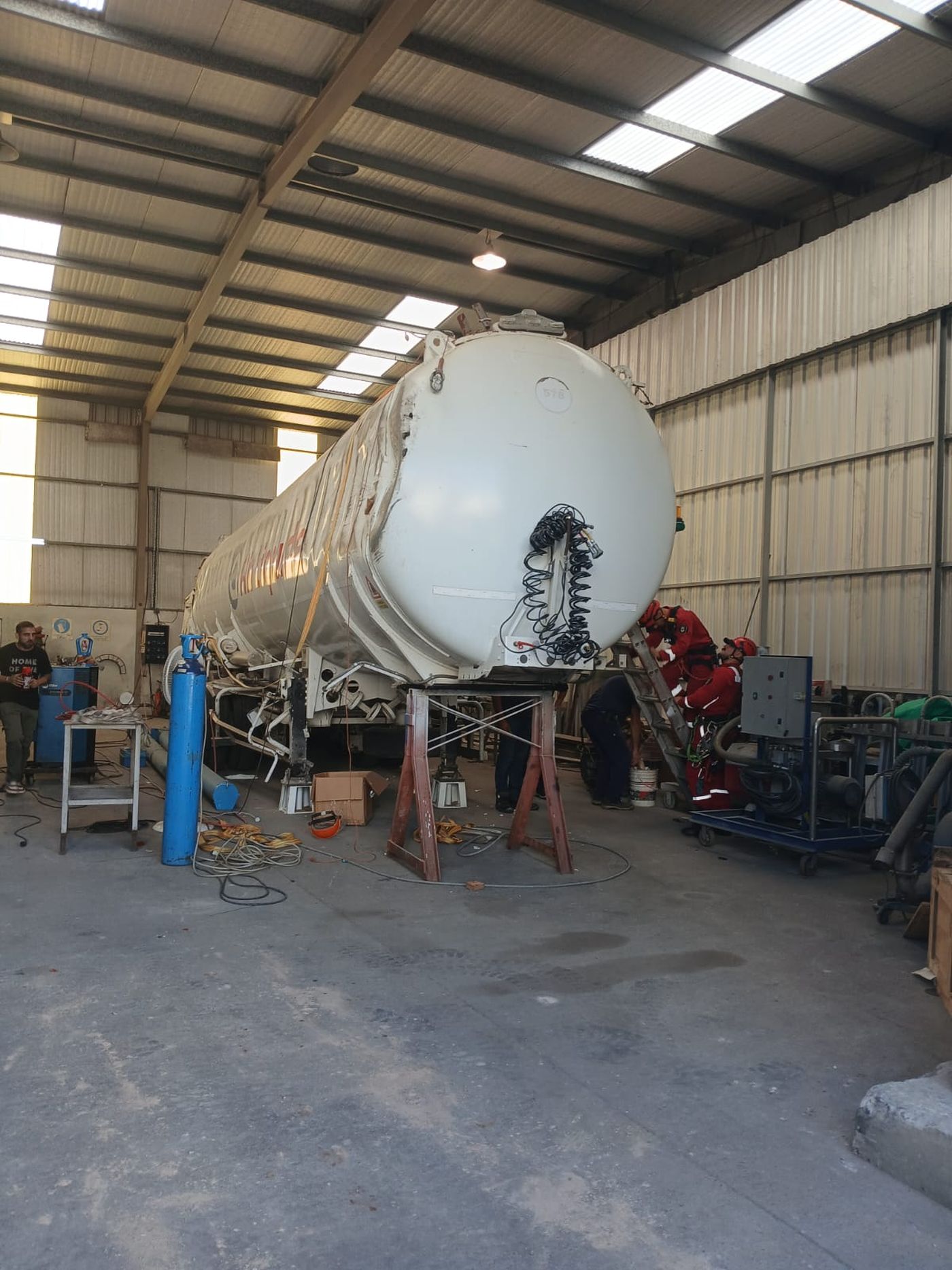 El tanque que limpiaban los operarios de La Plata al momento de sufrir el accidente laboral