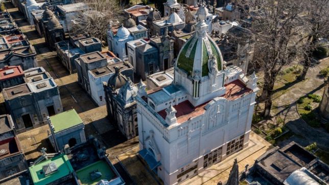 macabro robo en el cementerio: profanaron un panteon para llevarse restos humanos