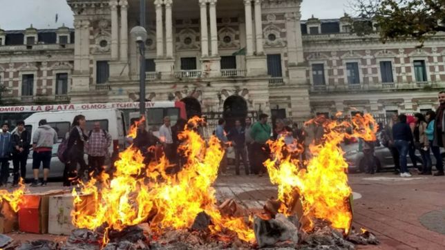 quemaron la maqueta de una escuela frente a gobernacion para mostrar su reclamo