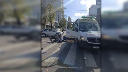 Una motociclista lucha por su vida tras un impactante accidente en Barrio Norte
