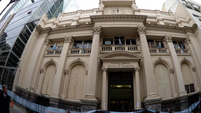 el bcra subio la tasa de interes de referencia y definen si la aplican en los plazos fijos