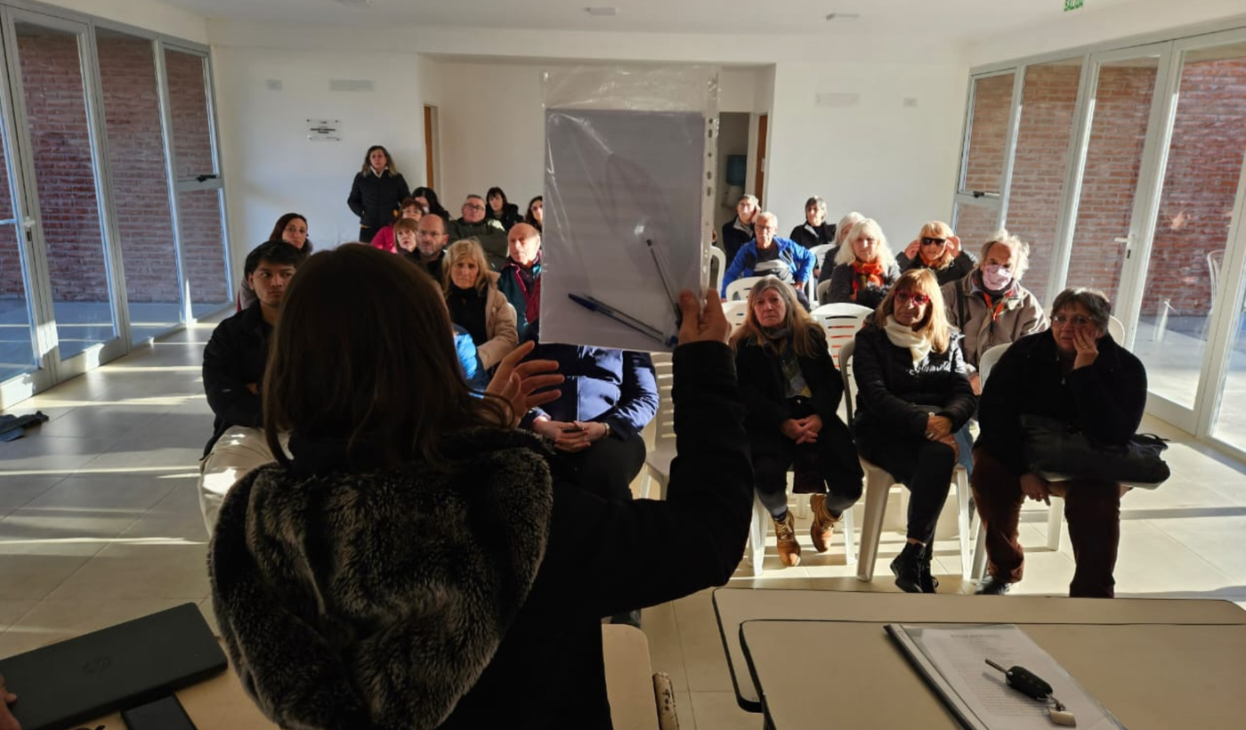 Reunión de vecinos para acceder al botón antipánico.png