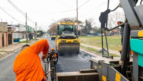 Cortan un tramo clave de una transitada calle de La Plata para realizar obras y reparar la calzada