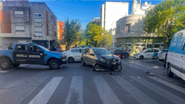 un motociclista choco contra un auto en la avenida 60 y termino con fractura expuesta