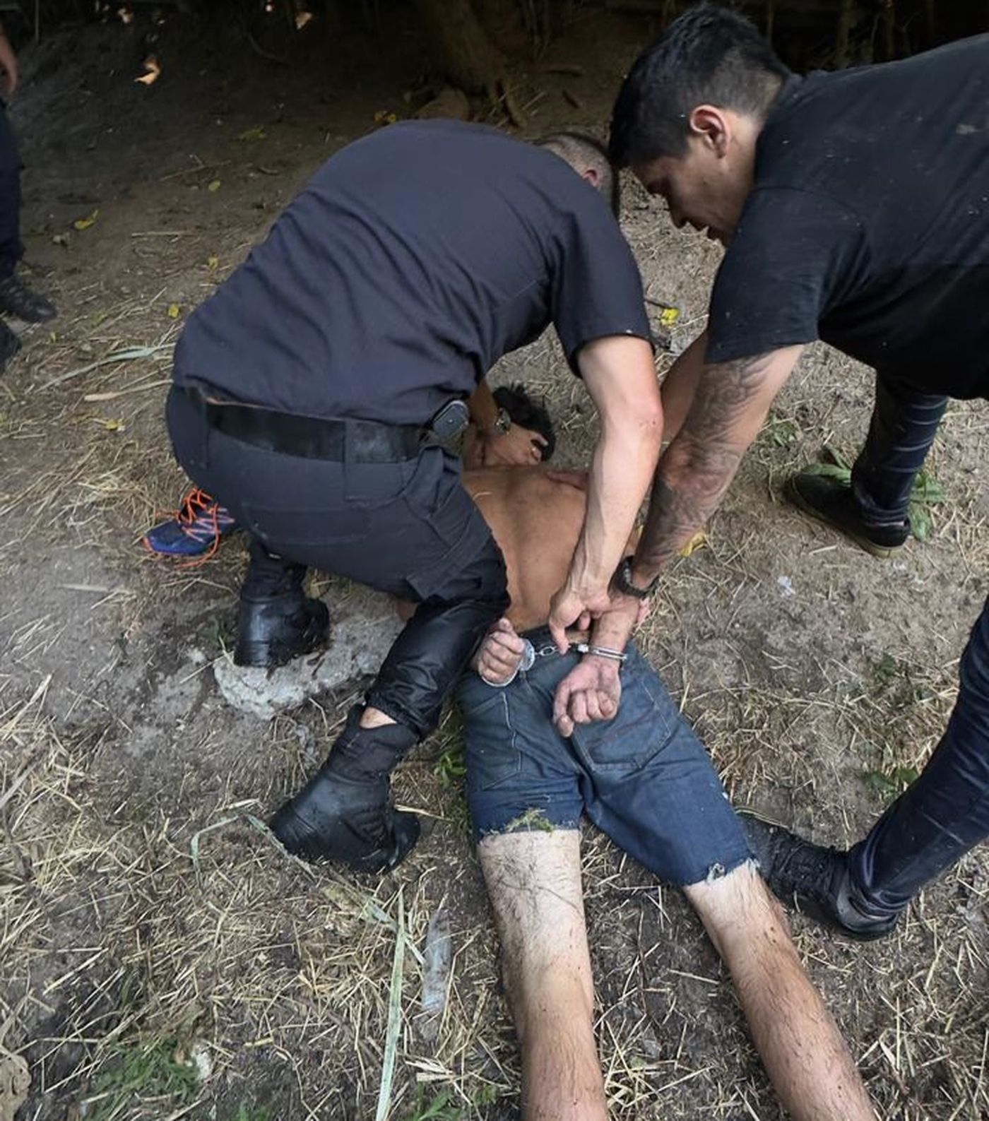 La policía se metió al arroyo para atrapar al joven acusado de robar en un kiosco en La Plata