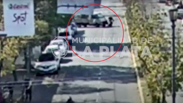 video: iba en moto y termino en el hospital tras chocar con una camioneta