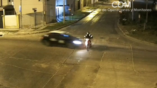 video: impactante choque entre un taxi y una moto en una esquina de berisso