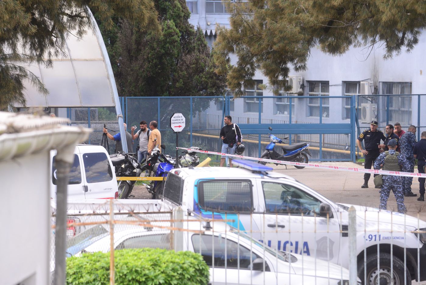 Enfrentamientos de la barra de gimnasia y la UOCRA en el Hospita del Gonnet (10).jpeg