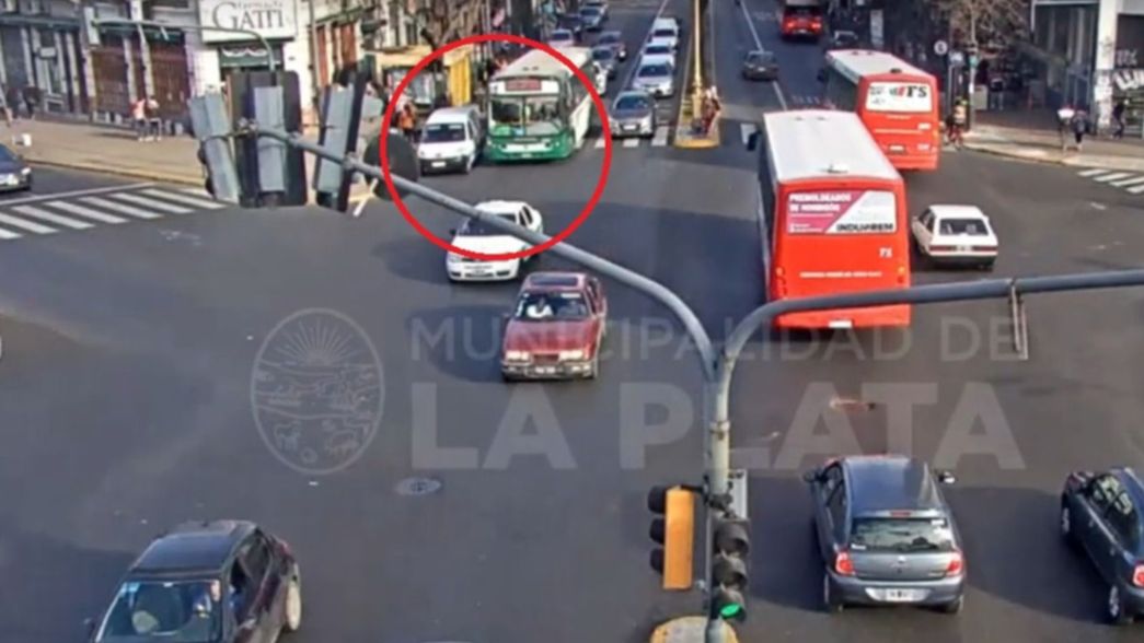 VIDEO: Identificaron la camioneta usada en un robo cerca de la Estación de Trenes