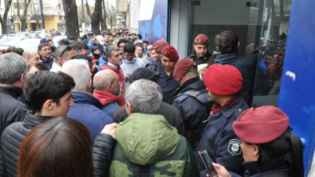 bronca de los hinchas en la sede del lobo porque muchos quedan afuera de la presentacion