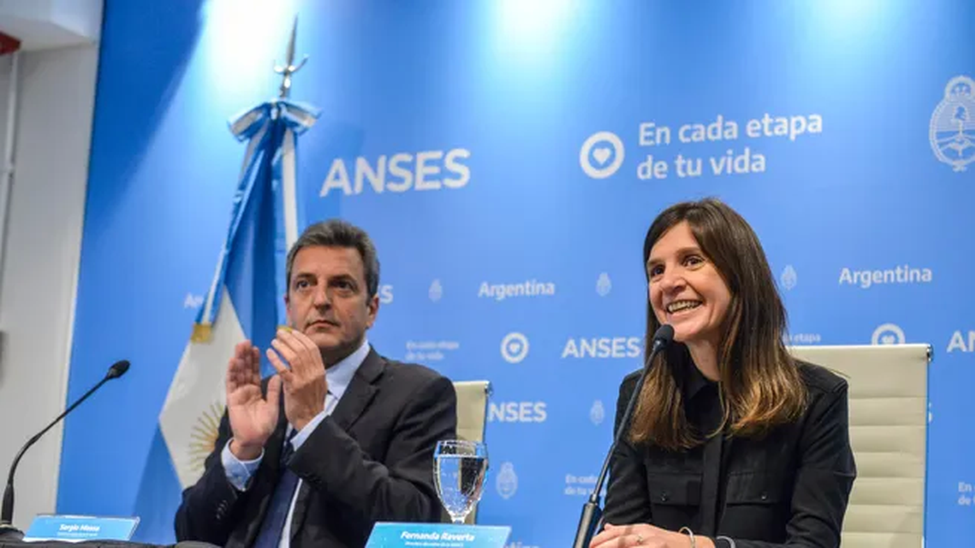 El bono fue anunciado por el ministro Sergio Massa y la titular de ANSES, Fernanda Raverta.