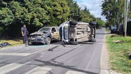 choque multiple, vuelco y tres personas heridas en city bell choque multiple, vuelco y tres personas heridas en city bell