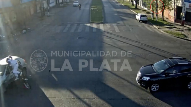 el video del impactante accidente que casi le cuesta la vida a un motociclista en la plata